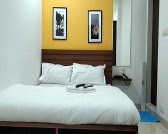 Shahana Guest House - Mumbai - Bedroom