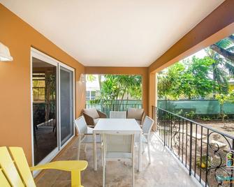 Dover Court Apartments - Steps to St Lawrence Gap - Christchurch - Balcón