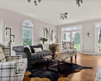Colonial Manor - Spring Hill - Huiskamer