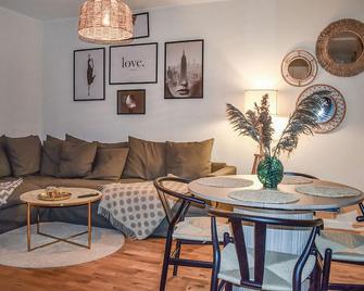 1 Bedroom Cozy Apartment In Helsingborg - Helsingborg - Living room