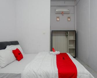 RedDoorz Plus @ Hotel Lestari Karema Mamuju - Mamuju - Habitación