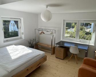 Holiday Home \'Hofberg Villa\' with Terrace, Open Garden and High-speed Wi-Fi - Landshut - Sypialnia