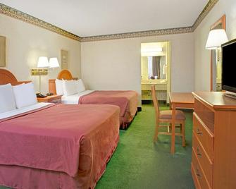 Days Inn by Wyndham Alexandria South - Alexandria - Bedroom