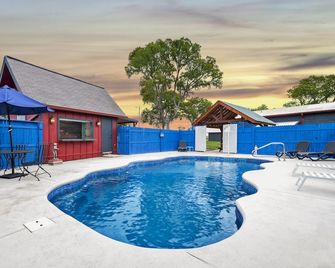Country Homestead, Private in-ground pool, sleeps 8, Creekside, lots of parking - Selma - Piscina