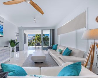 Summit Apartments Airlie Beach - Airlie Beach - Living room