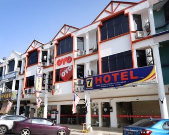 Super OYO 635 Seven Days Hotel - Raub - Building