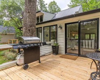 Serene Lakeside Cottage | Sunset Views | Dock | Firepit + Ev Charger! - Gainesville - Патіо
