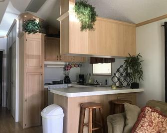 Private, gated, one bedroom cottage with front porch - Prairieville - Kitchen