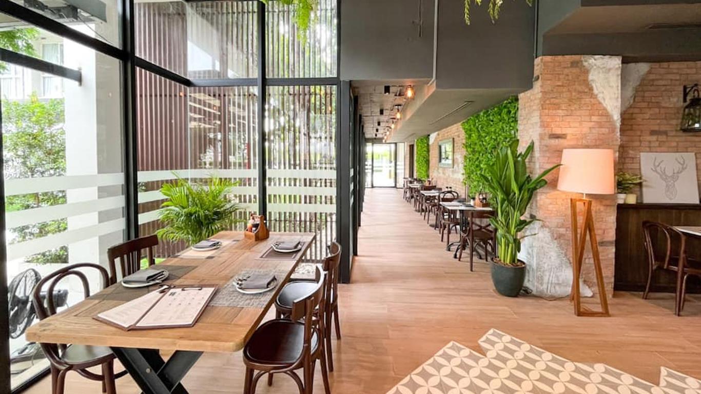 The Idle Hotel and Residence