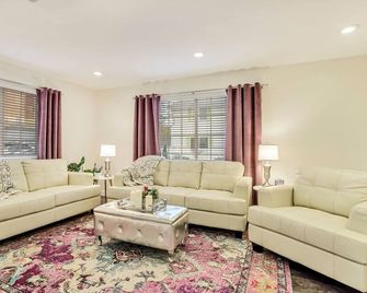 2 Hot tubs w/adjoining yards for side by side townhomes! - Millcreek - Living room