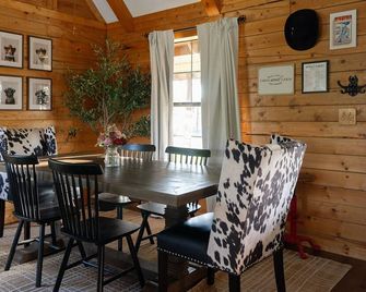 Peaceful Cabin on Private Acres, King Beds, Near Lake Somerville, Pet-Friendly - Somerville - Comedor