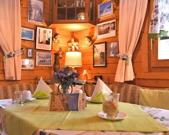 Detached Wooden House with Fireplace & Large Garden near Bad Wildungen - Battenhausen - Comedor