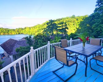 موون سان فيلا آت ذا بلو لاغوون - بورت أنطونيو - شرفة