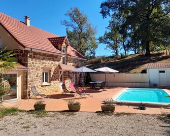 Charmant Gîte La Grange - Saint-Pantaléon-de-Larche - Piscina