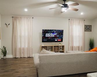 Charming Home In The Heart Of Sulphur - Sulphur - Living room
