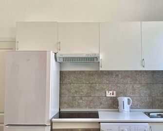 Charming 1BR just off Main Street prime location - Gibraltar - Cozinha