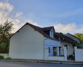 Maison Cosy Avec un Grand Jardin Verdoyant - Razines - Edificio