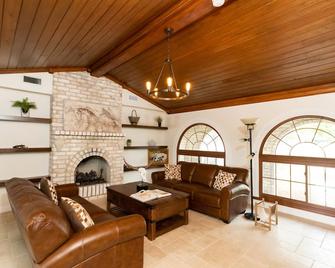 Estate Home Overlooking The Vineyard - Santa Fe - Living room