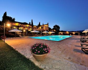 ريبا ريليه كولي ديل سول - بروجيا - حوض السباحة