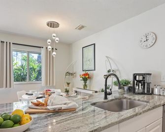 The Yinyang - King Bed , Workspace , Full Kitchen - Gainesville