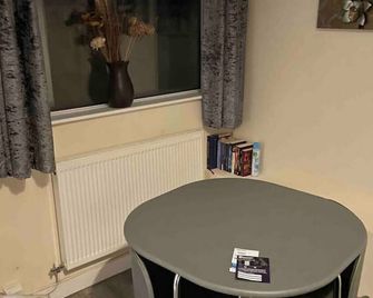 Ensuite Room, Hotel Standard. Close to Crewe Train Station - Crewe - Restaurant