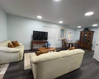 Charming 2-bedroom apartment / Basement in fabulous Alpharetta with AC, WiFi - Alpharetta - Living room