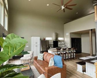 CO City-Rye, 25 mins from Pueblo. RV hookup. Mtn views, golfing, hiking, fishing - Colorado City - Sala de estar