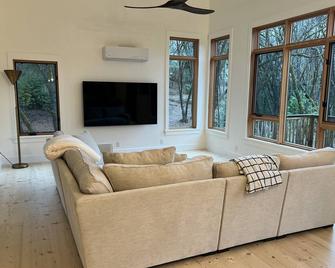 Un-Plug in a Peaceful Woodland Setting - Colfax - Sala de estar