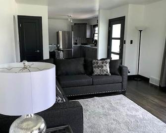 Blocks from Lambeau Field! - Ashwaubenon - Living room