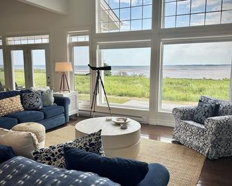 Herons Landing Pei Luxury Oceanfront Cottage - Montague - Living room