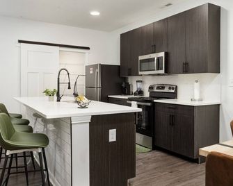 Golden Sun Spacious 1br Pond View King Bed Wfh Gym - Whitestown - Cocina