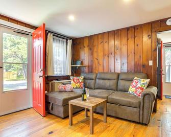 Dog-Friendly House in Yarmouth w/ Hot Tub & Kayaks - Yarmouth - Living room