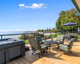 Spacious Lake Level Beachfront Cottage; Short walk from the Bayfield Village - Bayfield - Balcony