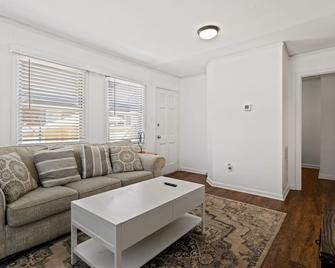 Wow! 2 Bedroom Near Downtown Greenville - Pet Friendly - Greenville - Sala de estar