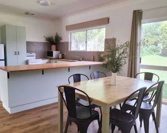 Spacious, Modern & Central - Atherton
