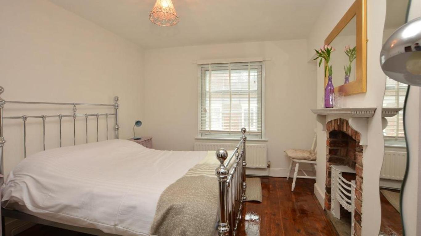 InTown - 60 second walk 2 Minster!