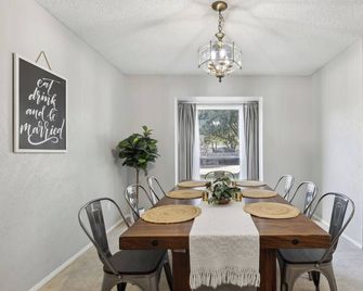 Relax & Play at Our Private Retreat with Pool & Fireplace, Sleeps 8 - Cleburne - Essbereich