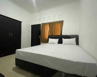OYO Life 93157 Kos Kaloka - Tanjung - Habitación