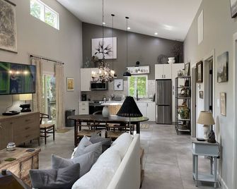 Luxurious 2BR Creekside Deckhouse w Saltwater Hot Tub - Carbondale - Wohnzimmer