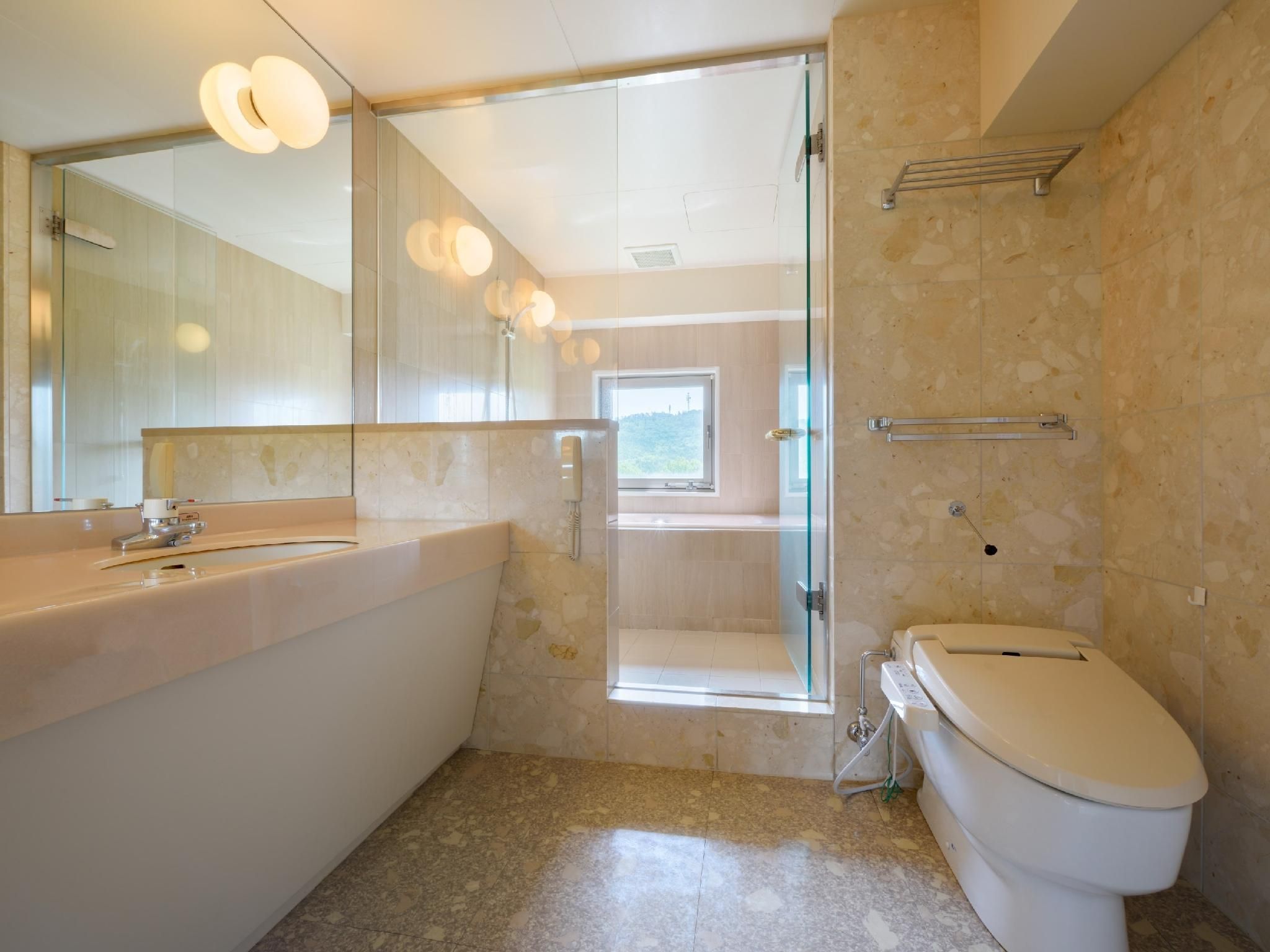 أوموري واينري هوتل