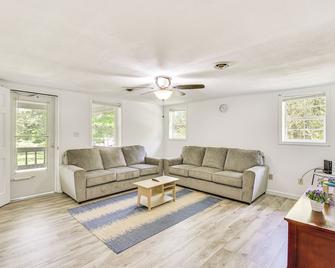 Seneca Vacation Rental with Grill Near Lake Hartwell - Seneca - Living room