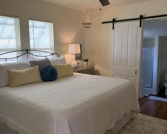 Located in the heart of Breaux Bridge historic district, perfect for all events. - Breaux Bridge - Bedroom