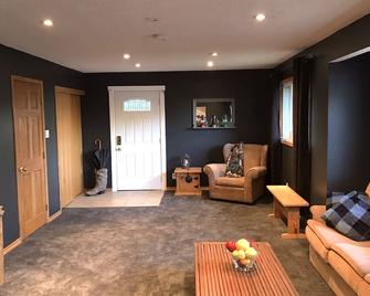 Moose Mountain Hideaway Private 2 Bedroom & Spacious Lounge\n4 people maximum - Bragg Creek - Sala de estar