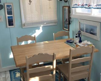 Quaint & Cozy Maiden Voyage By The Sea , Steps from the ocean!! - York - Dining room