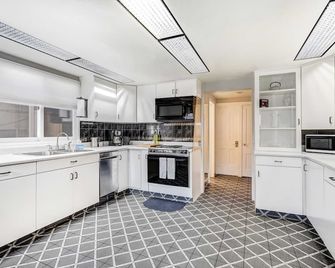 Vermijo Cottage Cozy Retreat Near Occ & Downtown - Colorado Springs - Kitchen