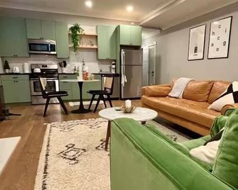 Grace House: Cozy, contemporary + convenient 2-BR - Chicago - Sala de estar
