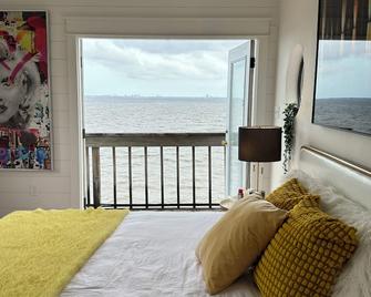 Spectacular water & Destin city light views! Dolphins, Private, Spacious, unique - Niceville - Bedroom