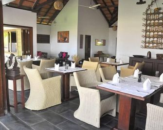 Kanan Beach Resort - Neeleshwar - Ресторан