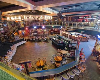 Canad Inns Destination Centre Windsor Park - Winnipeg - Bar