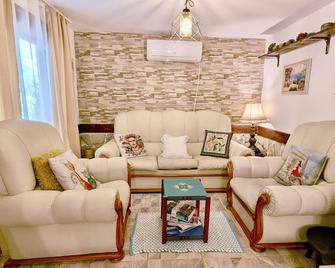 Summer house near Golden Sands, Varna - Golden Sands - Olohuone